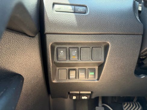 Used 2017 Nissan Rogue SV AWD/4WD image 17