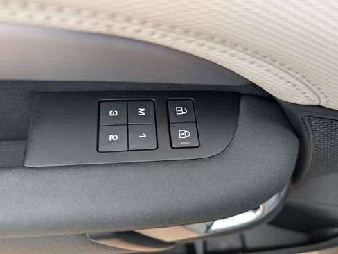 Used 2023 Land Rover Discovery HSE R-Dynamic AWD/4WD image 22