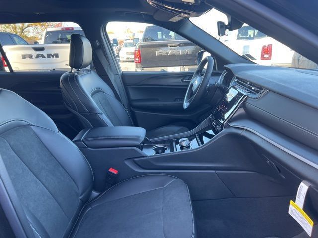 Used 2025 Jeep Grand Cherokee L Altitude AWD/4WD image 16