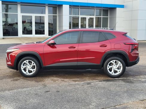 Used 2025 Chevrolet Trax LS w/ LS Convenience Package image 2