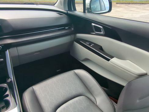Used 2023 Kia Carnival EX FWD image 15