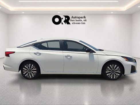 Used 2024 Nissan Altima 2.5 SV FWD image 6