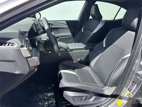 Used 2025 Toyota Camry SE image 13
