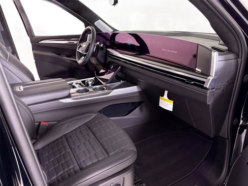 Used 2025 Cadillac Escalade ESV V w/ LPO, ONYX Package image 40