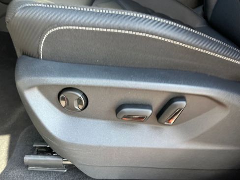 Used 2025 Volkswagen Atlas Cross Sport SE image 23