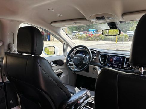 Used 2018 Chrysler Pacifica Touring-L FWD image 24