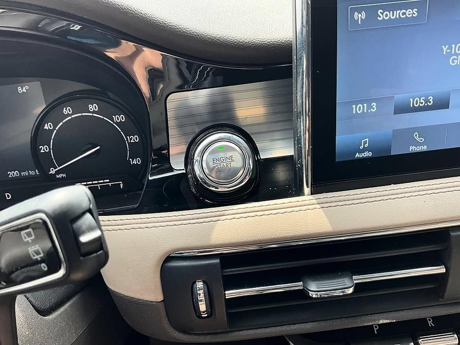 Used 2020 Lincoln Corsair AWD w/ Premium Package image 17