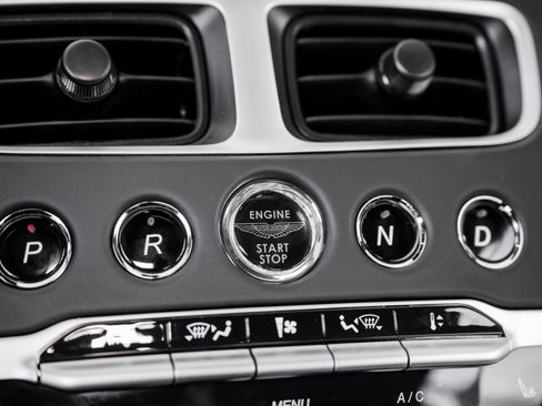 Used 2023 Aston Martin DB11 Coupe image 22