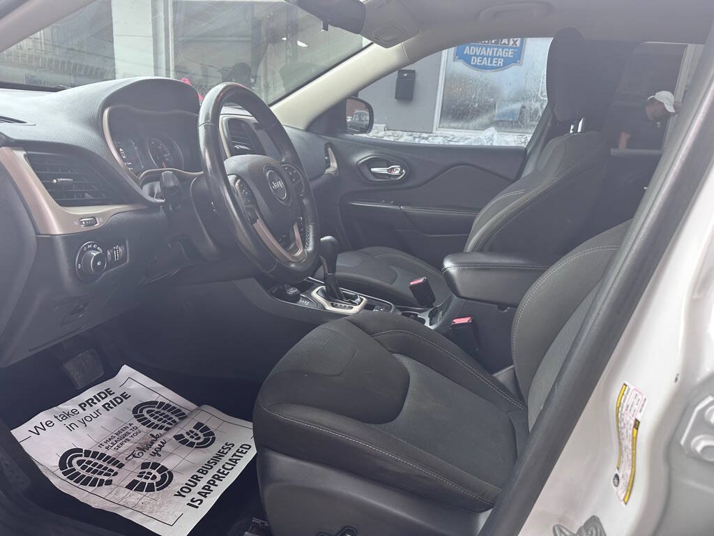 Used 2016 Jeep Cherokee Latitude w/ Cold Weather Group AWD/4WD image 10