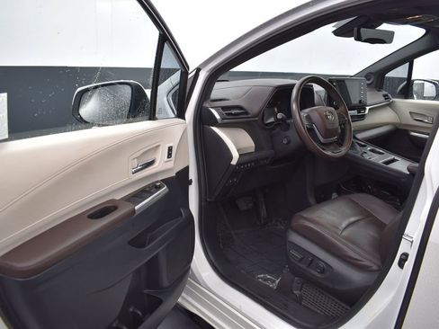 Used 2021 Toyota Sienna Platinum image 7