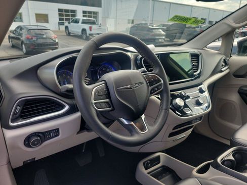 Used 2024 Chrysler Pacifica Touring-L FWD image 22