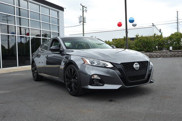 Used 2022 Nissan Altima 2.5 SR w/ Midnight Edition Package FWD image 3