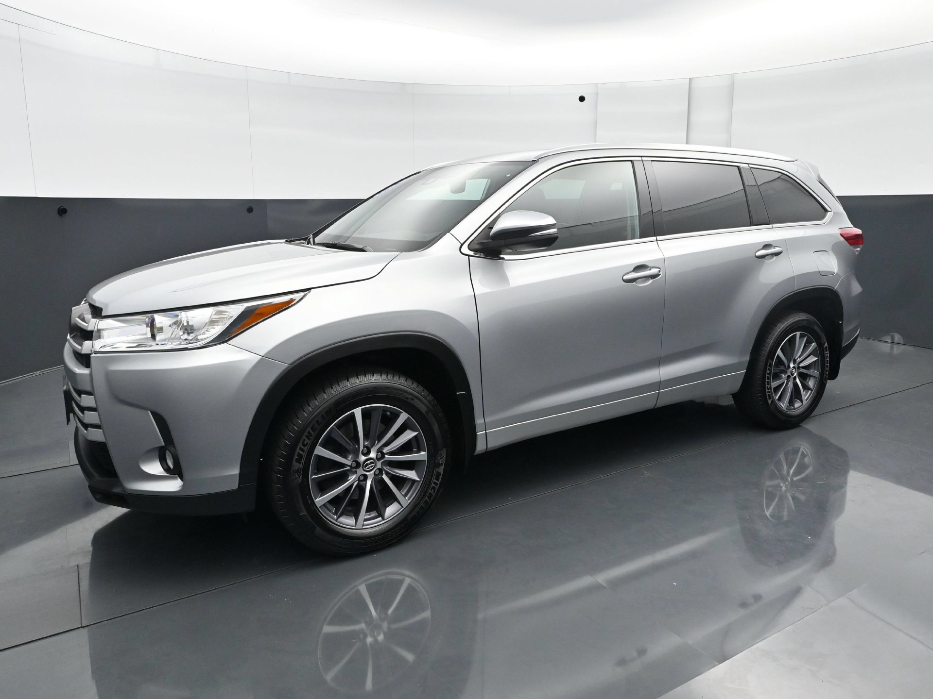 Used 2018 Toyota Highlander XLE AWD/4WD image 2