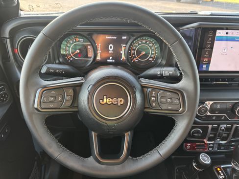 Used 2026 Jeep Gladiator Rubicon AWD/4WD image 18