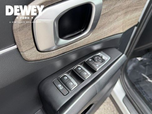 Used 2022 Kia Sorento EX w/ Panoramic Sunroof Package FWD image 11