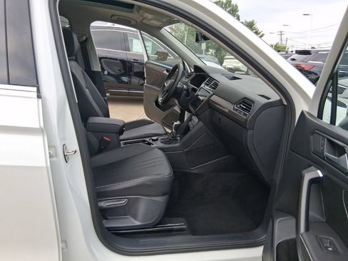 Used 2023 Volkswagen Tiguan SE AWD/4WD image 33
