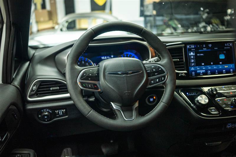 Used 2025 Chrysler Pacifica Select FWD image 15