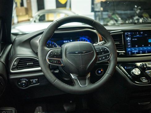 Used 2025 Chrysler Pacifica Select FWD image 15