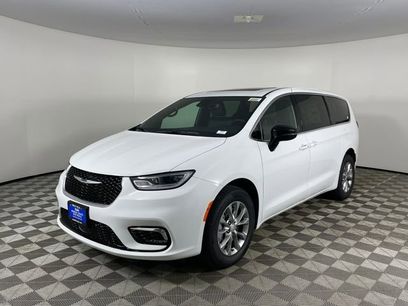 New 2026 Chrysler Pacifica Select