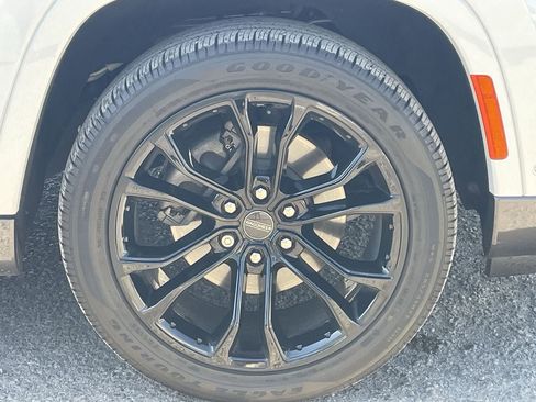 Used 2022 Jeep Grand Wagoneer Series III w/ Flexible Seating Group image 9