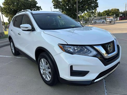 Used 2017 Nissan Rogue SV image 3