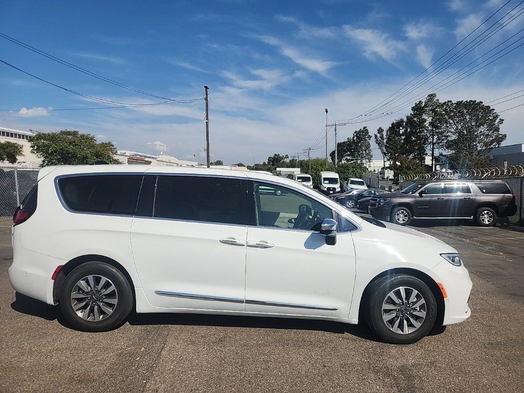 Used 2023 Chrysler Pacifica Limited FWD image 16