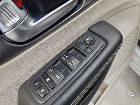 Used 2023 Chrysler Pacifica Touring-L FWD image 16