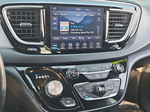 Used 2018 Chrysler Pacifica Touring-L FWD image 18