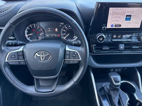 Used 2024 Toyota Highlander LE AWD/4WD image 14