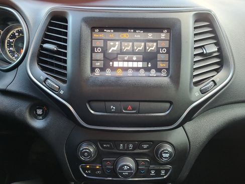 Used 2019 Jeep Cherokee Latitude Plus w/ Comfort/Convenience Group AWD/4WD image 18