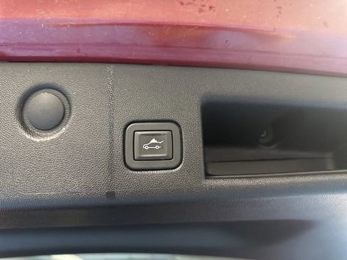 Used 2019 Chevrolet Equinox Premier w/ LPO, Floor Liner Package image 9