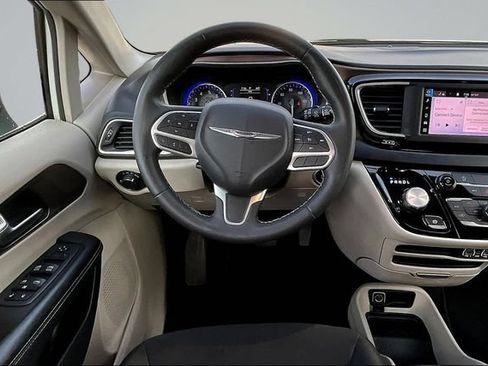 Used 2022 Chrysler Voyager LX FWD image 8