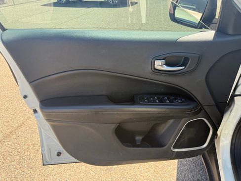 Used 2018 Jeep Compass Latitude w/ Popular Equipment Group FWD image 15