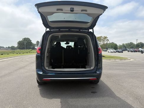 Used 2023 Chrysler Pacifica Touring-L FWD image 19