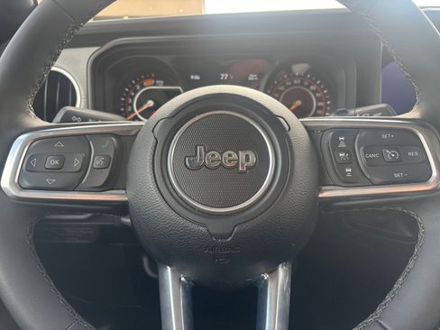 Used 2025 Jeep Wrangler Sahara image 28