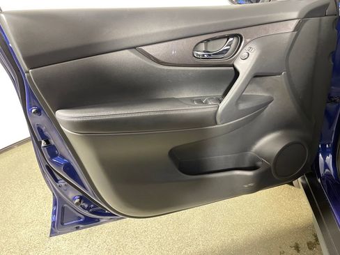 Used 2019 Nissan Rogue SV image 19