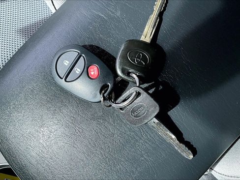 Used 2015 Toyota Tacoma TRD Sport w/ TRD Sport Package image 34