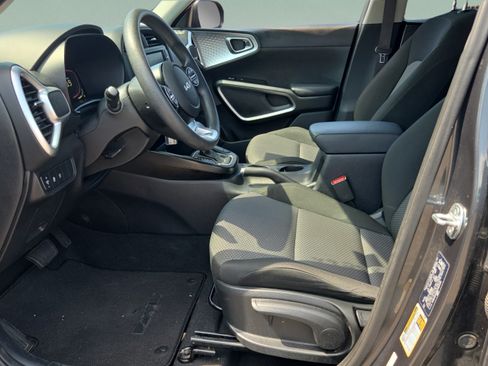 Used 2024 Kia Soul LX w/ Option Group 015 FWD image 9