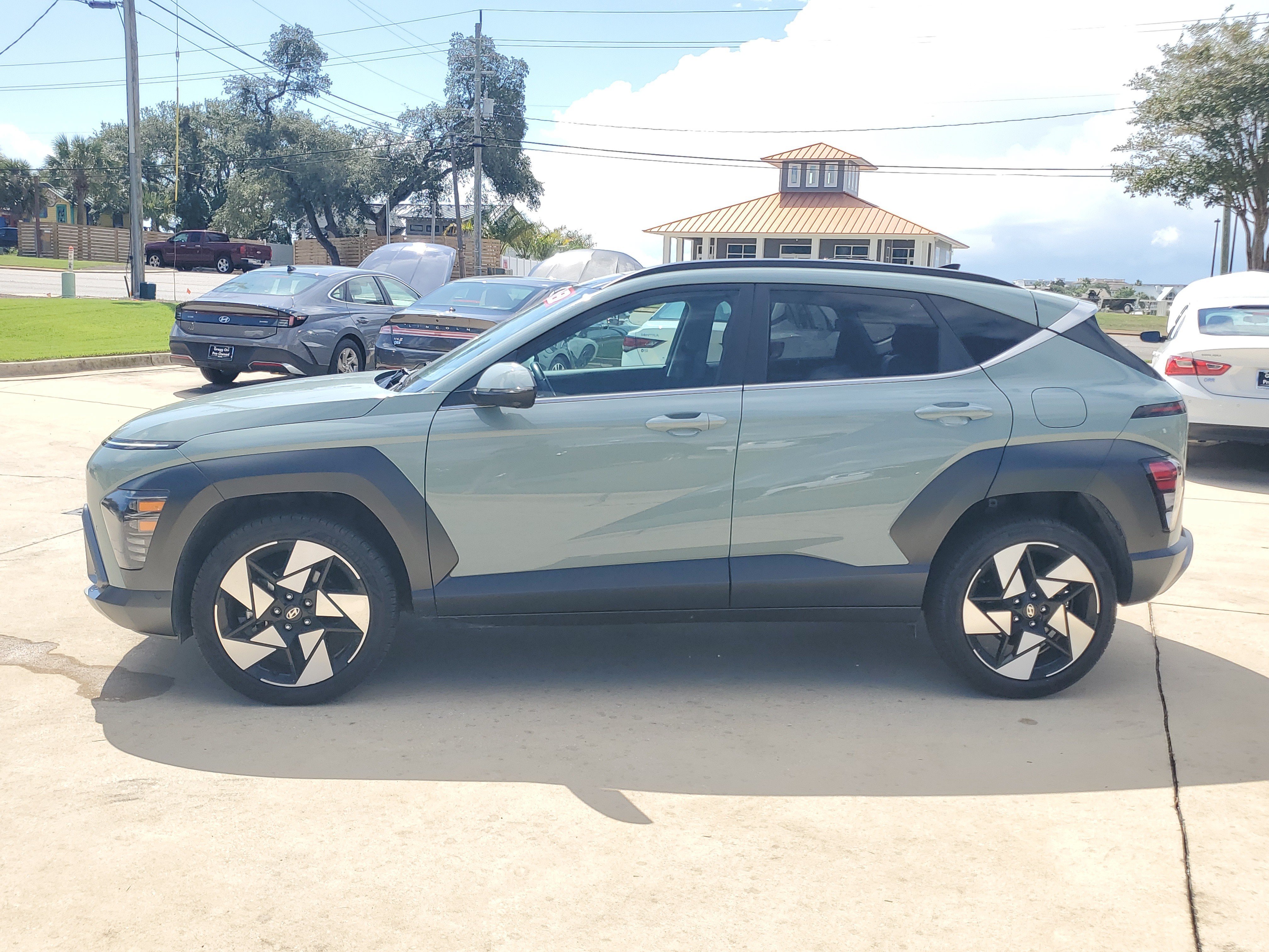 Used 2024 Hyundai Kona Limited AWD/4WD image 2