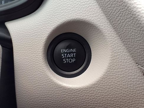 Used 2025 Toyota Corolla Cross LE FWD image 11