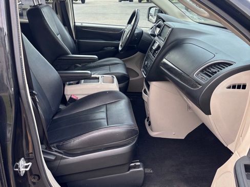 Used 2014 Chrysler Town & Country Touring FWD image 11