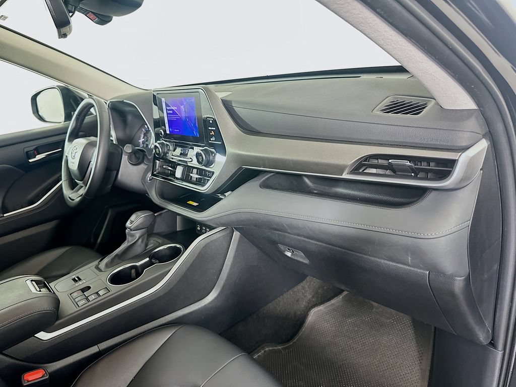 Used 2024 Toyota Highlander XLE FWD image 30
