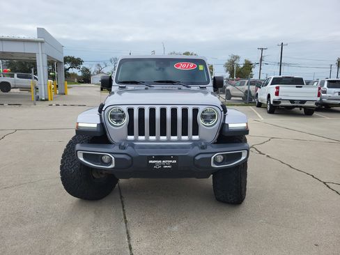 Used 2019 Jeep Wrangler Unlimited Sahara image 2