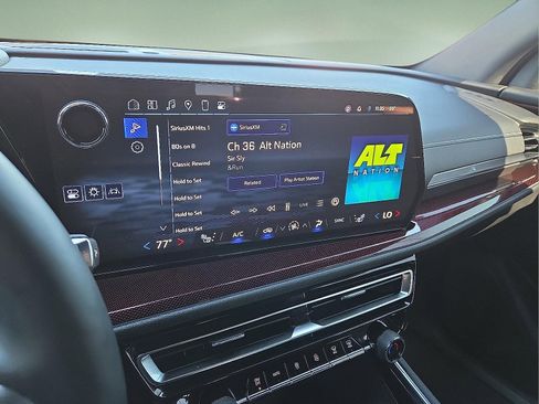 Used 2024 Chevrolet Traverse Z71 image 14