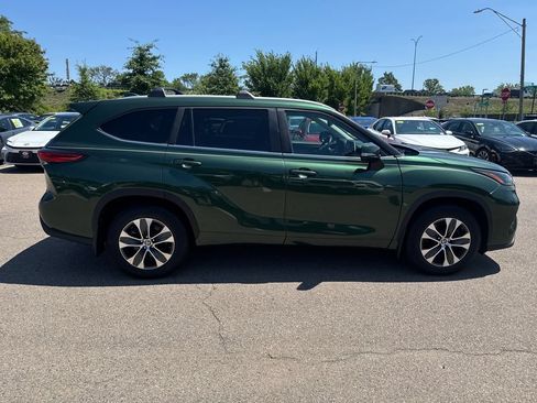 Used 2023 Toyota Highlander XLE AWD/4WD image 8