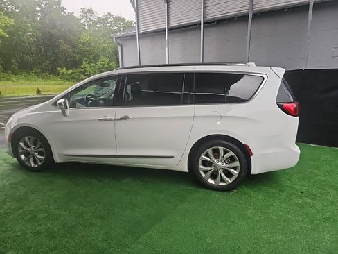 Used 2017 Chrysler Pacifica Limited FWD image 8
