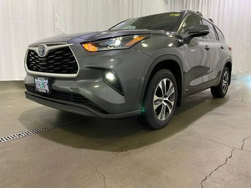 Used 2021 Toyota Highlander XLE image 28