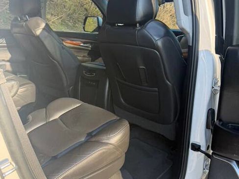 Used 2018 Cadillac Escalade Luxury image 18