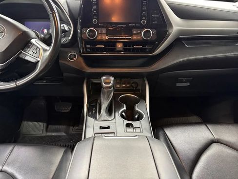 Used 2021 Toyota Highlander XLE AWD/4WD image 12