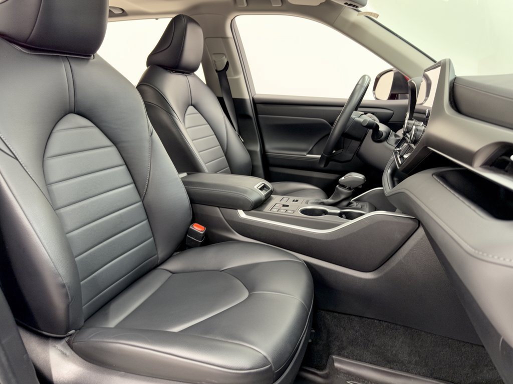 Used 2023 Toyota Highlander XLE AWD/4WD image 30